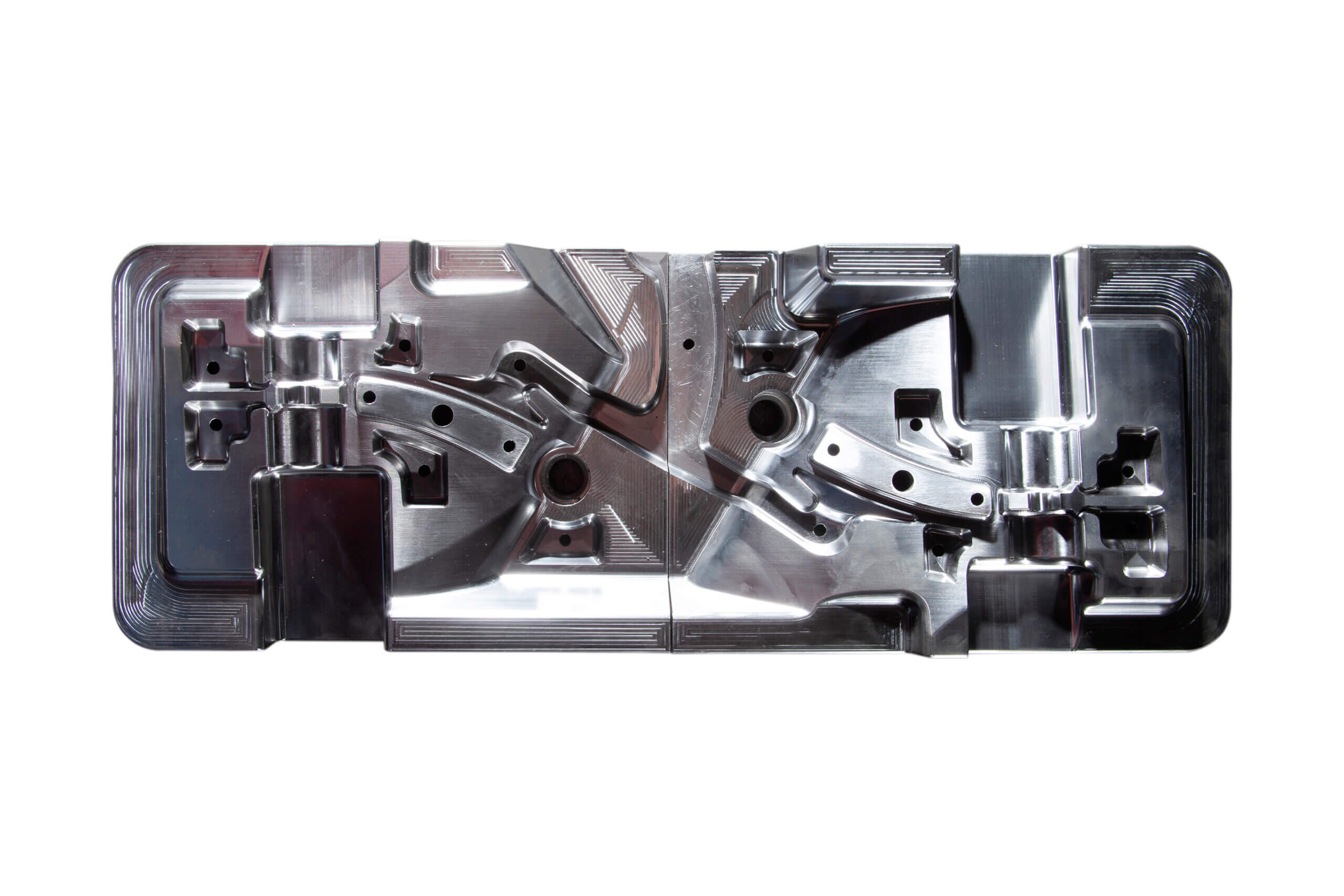 Sobre fondo blanco se muestra un molde metálico rectangular brillante con contornos geométricos, ranuras y orificios, diseñado para la fabricación de precisión.